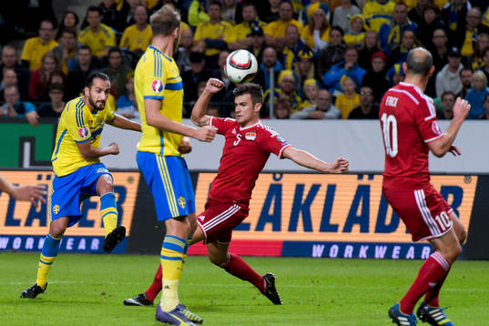 Sveriges Erkan Zengin skjuter in 1-0