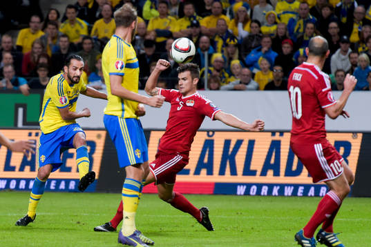 Sveriges Erkan Zengin skjuter in 1-0
