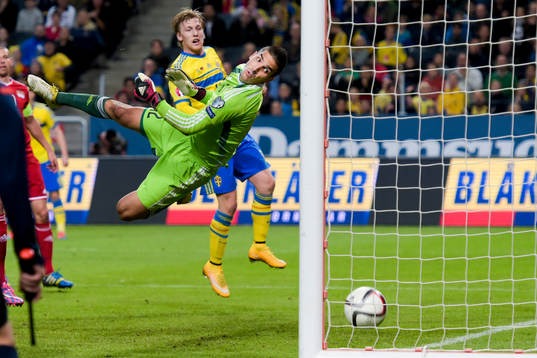 Liechtensteins målvakt Cengiz Bicer släpper in 1-0 från