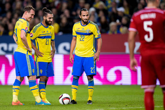 Sveriges Kim Källström, Jimmy Durmaz och Erkan Zengin ler