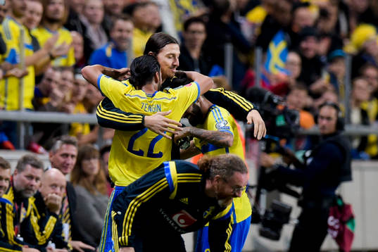 Sveriges Zlatan Ibrahimovic kramar om Erkan Zengin och