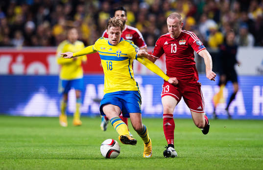 Sveriges Emil Forsberg utmanar Liechtensteins Martin Büchel