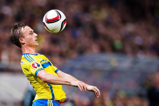 Sveriges Pierre Bengtsson tar ner bollen