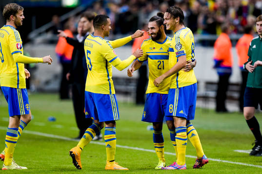 Sveriges Mikael Antonsson, Martin Olsson, Jimmy Durmaz och