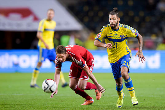 Sveriges Jimmy Durmaz tar sig förbi Liechtensteins Nicolas
