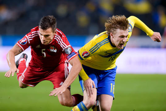 Liechtensteins Ivan Quintans tacklar Sveriges Emil Forsberg