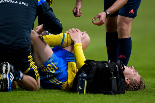 Sveriges Emil Forsberg har ont och tvingas byta