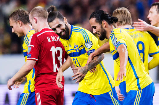 Sveriges Jimmy Durmaz och Erkan Zengin tar varandra i hand
