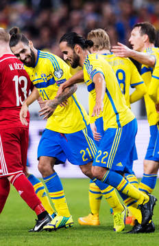 Sveriges Jimmy Durmaz och Erkan Zengin tar varandra i hand