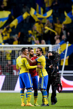 Sveriges Martin Olsson, Jimmy Durmaz och Erkan Zengin kramas