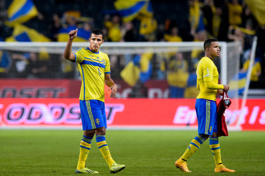 Sveriges Nabil Bahoui gör tummen upp när han och Martin