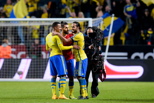 Sveriges Martin Olsson, Jimmy Durmaz och Erkan Zengin kramas
