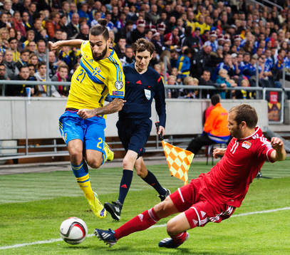 Sveriges Jimmy Durmaz blir tacklad av Liechtensteins Franz