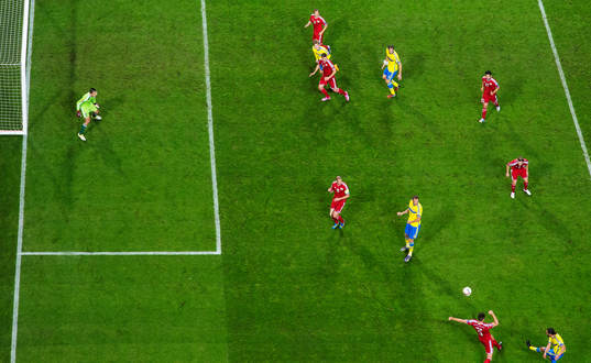 Sveriges Erkan Zengin (t h) skjuter 1-0-bollen