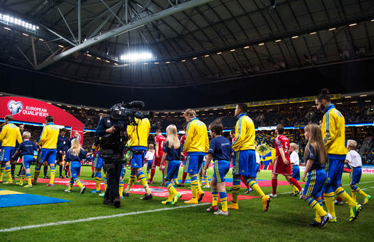 Sveriges lag gör entré till fotbollsmatchen i EM-kvalet
