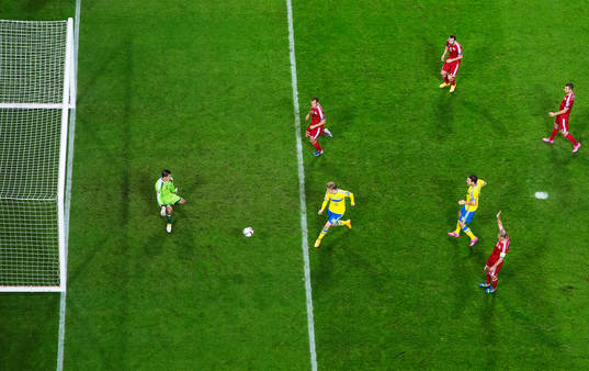Sveriges Emil Forsberg skjuter in ett mål som blir