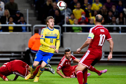 Sveriges Emil Forsberg tar sig igenom Liechtensteins