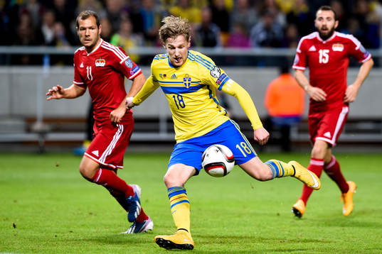 Sveriges Emil Forsberg laddar för skott mellan