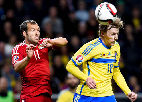 Sveriges Emil Forsberg nickar bollen framför