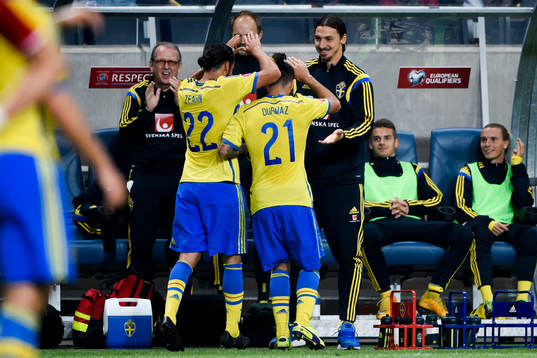 Sveriges Erkan Zengin och Jimmy Durmaz springer mot bänken