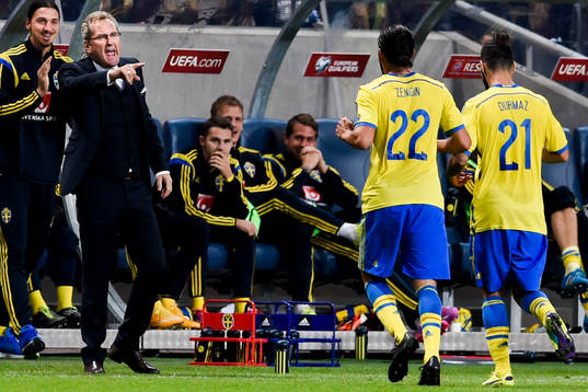 Sveriges Erkan Zengin och Jimmy Durmaz springer mot bänken