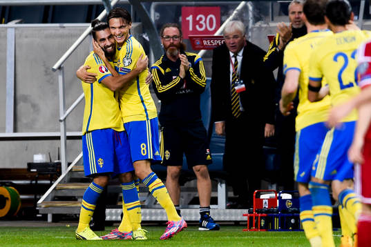 Sveriges Jimmy Durmaz och Albin Ekdal jublar