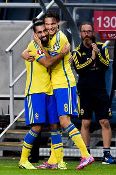Sveriges Jimmy Durmaz kramas om av Albin Ekdal