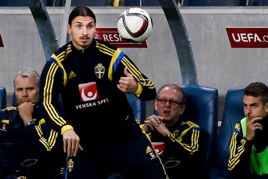 Sveriges Zlatan Ibrahimovic gör en insats från bänken