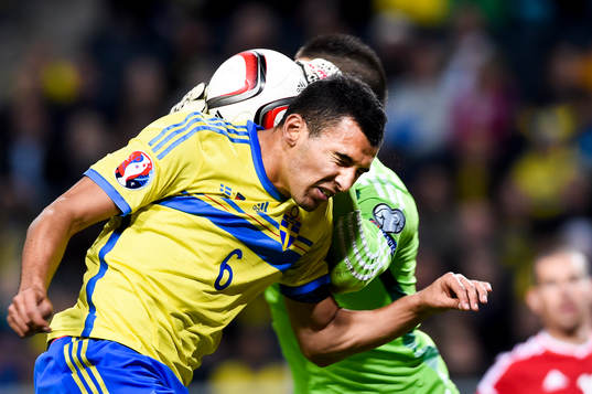 Sveriges Nabil Bahoui nickar bollen framför Liechtensteins
