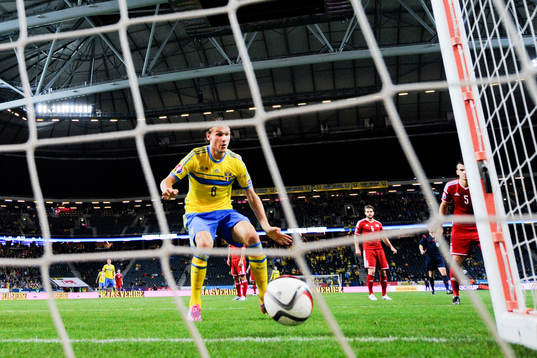 Sveriges Albin Ekdal ser bollen gå i mål 2-0 från Jimmy