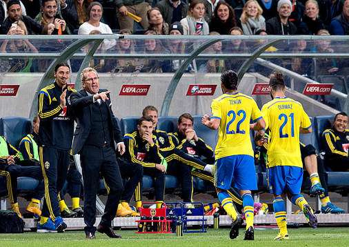 Sveriges Jimmy Durmaz och Erkan Zengin springer till Zlatan