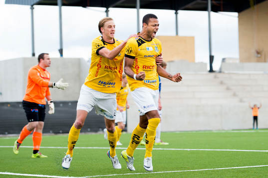 Lunds Salif Camara Jönsson jublar