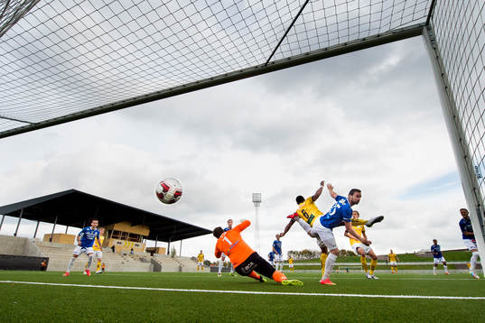 Lunds Salif Camara Jönsson gör 1-0 bakom Trelleborgs