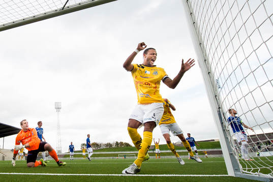 Lunds Salif Camara Jönsson jublar