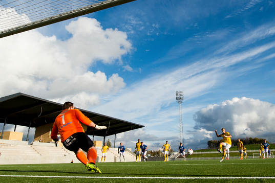 Lunds Viktor Svensson gör 2-1 på straff bakom Trelleborgs