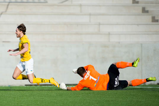 Trelleborgs målvakt Fredrik Persson fäller Lunds Tobias
