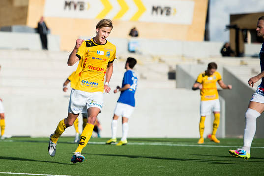 Lunds Viktor Svensson gör 2-1 på straff och jublar