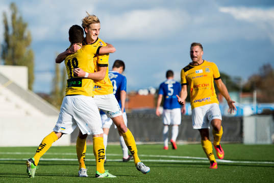 Lunds Viktor Svensson kramas om