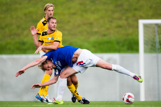 Lunds Andreas Persson kastar undan Trelleborgs Joonas Tamm