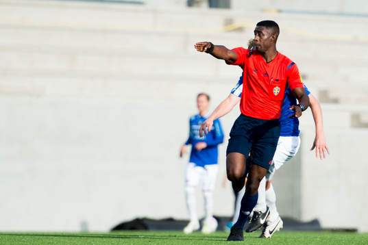 Domare Fredrik Oppong dömmer straff