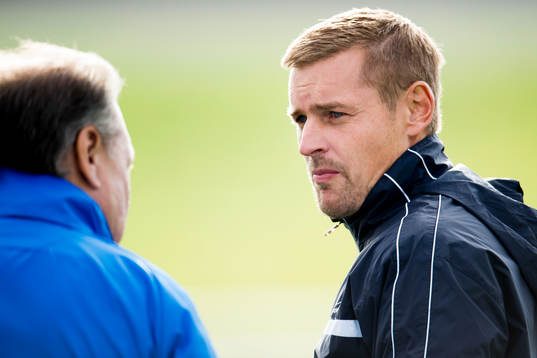 Trelleborgs tränare Jimmie Olsson pratar med Lunds