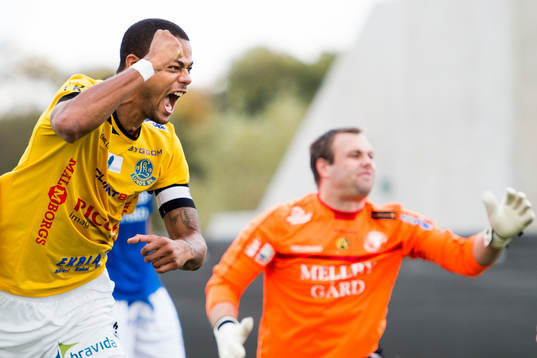 Lunds Salif Camara Jönsson jublar och Trelleborgs målvakt