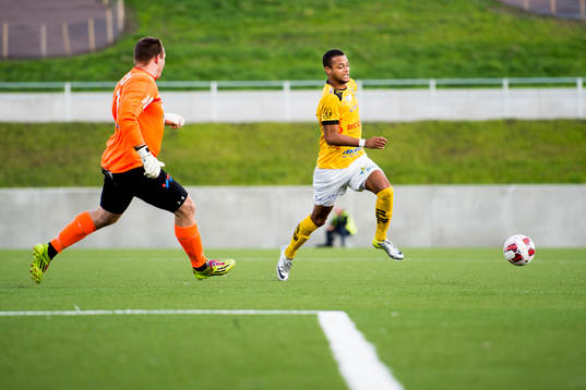 Trelleborgs målvakt Fredrik Persson är långt utanför