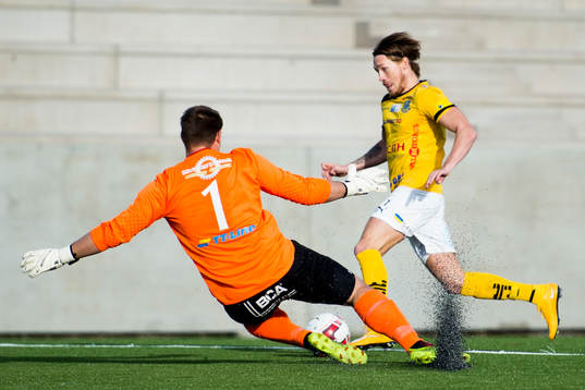 Trelleborgs målvakt Fredrik Persson och Lunds Tobias
