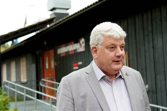 Brommapojkarnas klubbdirektör Ola Danhard har samlats vid