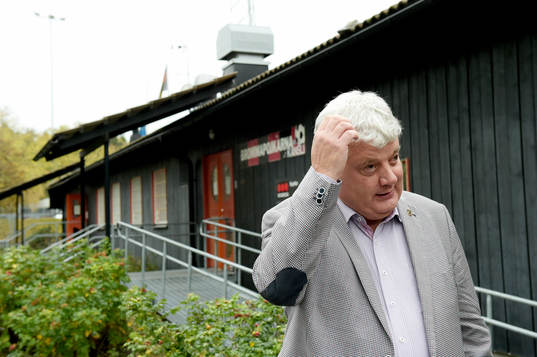 Brommapojkarnas klubbdirektör Ola Danhard har samlats vid
