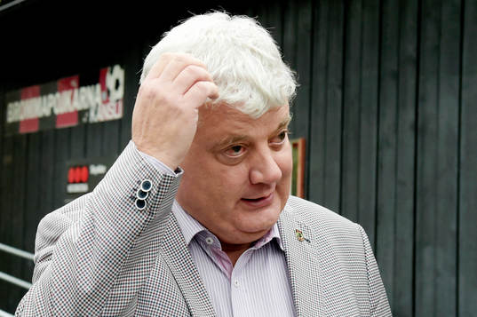 Brommapojkarnas klubbdirektör Ola Danhard har samlats vid