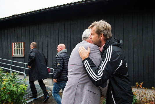 Brommapojkarnas klubbdirektör Ola Danhard tar emot