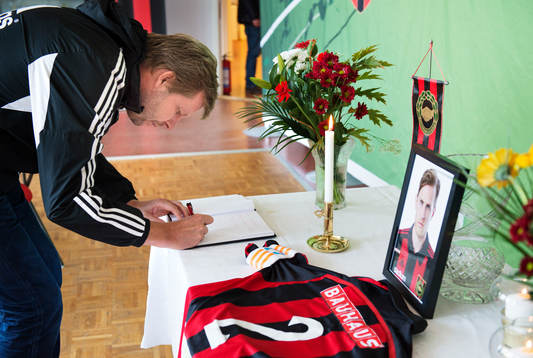s vd Thomas Edselius i Brommapojkarnas klubblokal på