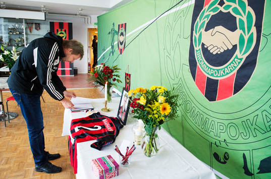 s vd Thomas Edselius i Brommapojkarnas klubblokal på